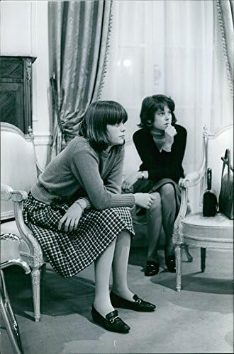 Vintage fotó, a Gyermekek Jean Gabin ül a fotel.
